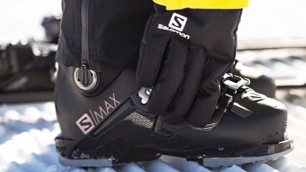 Moulded ski outlet boots